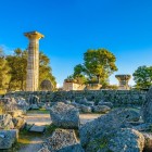 Singura coloană rămasă a Templului lui Zeus amintește de măreția Olympiei antice. Aici se afla una dintre Cele Șapte Minuni ale Lumii Antice, dedicată regelui zeilor.