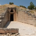 Il Tesoro di Atreo, noto come Tomba di Agamennone, sorprende per la perfezione della sua architettura. Un capolavoro miceneo che custodisce il fascino di un'antica leggenda