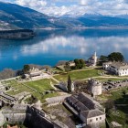 Cetatea din Ioannina domină lacul Pamvotida prin zidurile sale, Moscheea Fethiye și clădirile istorice ale Vilayetului, unde istoria, arhitectura și natura se îmbină armonios.