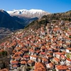 Situat în inima Parcului Național Pind, Metsovo cucerește prin casele din piatră, acoperișurile roșii și munții impunători. Un sat autentic unde natura, tradițiile și istoria se întâlnesc.