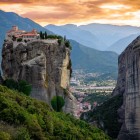 Așezată pe stâncile Meteorei deasupra Kalambakăi, Mănăstirea Sfânta Treime oferă la apus unul dintre cele mai impresionante panorame ale Greciei, sit UNESCO.