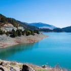 Apele turcoaz ale lacului Aoos Springs, din Parcul Național Pind, reflectă munții Epirului și oferă unul dintre cele mai spectaculoase peisaje naturale ale Greciei.