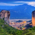 Mănăstirea Sfânta Treime domină stâncile spectaculoase ale Meteorei deasupra Kalambakăi. Un sit UNESCO unde peisajele grandioase și spiritualitatea se îmbină armonios.