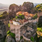 Sfânta Mănăstire Marele Meteor și Mănăstirea Varlaam domină stâncile Meteorei, lângă Kalambaka, oferind unul dintre cele mai spectaculoase și spirituale peisaje din Grecia.