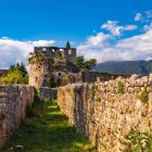 Zidurile vechiului castel bizantin din Ioannina conduc spre Palatul lui Ali Pașa și Turnul lui Boemond, simboluri ale unui oraș cu secole de istorie.