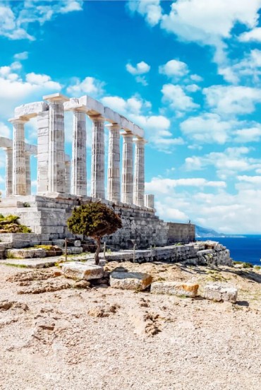Templul lui Poseidon domină promontoriul Capului Sounion, cu elegantele sale coloane privind spre Marea Egee. Un simbol al Greciei, unde istoria, miturile și peisajele se întâlnesc.