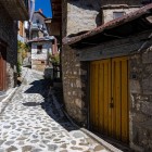 Străduțele pietruite din Metsovo, mărginitе de case din piatră și balcoane din lemn, păstrează farmecul Parcului Național Pind și tradițiile vechi ale Epirului.