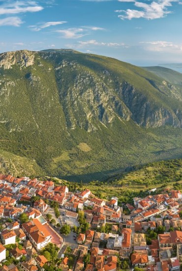 Delphi se întinde pe versanții Muntelui Parnas, dominând valea Focidei. Un sat autentic și punctul ideal de plecare pentru descoperirea unuia dintre cele mai importante sanctuare ale Greciei antice.