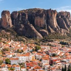 Kalambaka se întinde la poalele impresionantelor stânci din Meteora, unde casele cu acoperișuri roșii întâlnesc unul dintre cele mai spectaculoase peisaje ale Greciei, poarta spre faimoasele mănăstiri suspendate.