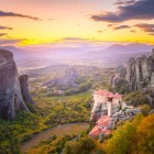 La apus, stâncile Meteorei se îmbracă în lumină aurie, iar vechile mănăstiri domină valea. Un loc unic unde natura, spiritualitatea și liniștea se întâlnesc.
