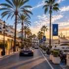 La apus, Puerto Banús strălucește printre iahturi de lux, buticuri elegante și palmieri de-a lungul promenadei, oferind una dintre cele mai frumoase plimbări din Marbella.