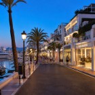La lăsarea serii, Puerto Banús se luminează printre iahturi de lux, buticuri elegante și palmieri de-a lungul marinei. O plimbare cu farmec mediteranean autentic.