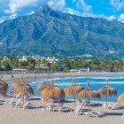 La câțiva pași de Puerto Banús, plaja aurie, apele cristaline și impunătorul munte La Concha oferă unul dintre cele mai spectaculoase peisaje de pe Costa del Sol