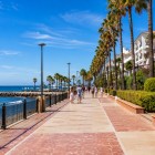 Faleza din Marbella, aflată la câțiva pași de Puerto Banús, invită la plimbări printre palmieri, ape limpezi și panorame mediteraneene într-o atmosferă relaxantă.