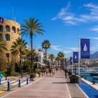 Vechea turn de veghe domină intrarea în Puerto Banús, privind spre marină printre iahturi, palmieri și promenade elegante în inima orașului Marbella.
