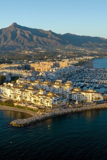 Puerto Banús se dezvăluie de sus prin iahturi de lux, ape turcoaz și arhitectură mediteraneană elegantă. Muntele La Concha completează panorama spectaculoasă a orașului Marbella.