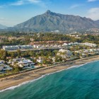 Litoralul din Marbella îmbină plaje aurii, vile elegante și silueta impunătoare a muntelui La Concha. Un colț spectaculos al Costa del Sol, unde marea întâlnește natur