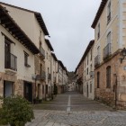 Străzile centrului istoric din Covarrubias dezvăluie farmecul autentic al Castiliei, printre case vechi din piatră, clădiri medievale și o atmosferă care pare neatinsă de trecerea timpului.