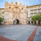 Arcul Santa María, vechea poartă monumentală a orașului Burgos, îi întâmpină pe vizitatori cu bogata sa fațadă gotică și este unul dintre cele mai reprezentative simboluri ale orașului.