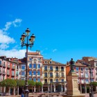 În inima orașului Burgos, Plaza Mayor este principalul loc de întâlnire. Fațadele sale colorate și atmosfera plină de viață dezvăluie farmecul autentic al Castiliei.