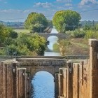 În inima orașului Frómista, Canalul Castiliei oferă unul dintre cele mai emblematice peisaje ale regiunii, unde ecluzele și podurile istorice ilustrează ingeniozitatea epocii Iluminismului spaniol.