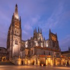 Camino de Santiago trece prin orașe istorice precum Burgos, unde impresionanta catedrală gotică păstrează secole de artă, credință și tradiții de-a lungul drumului pelerinilor.