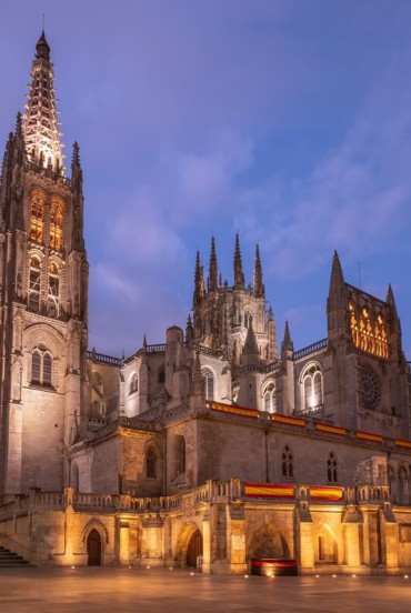 Camino de Santiago trece prin orașe istorice precum Burgos, unde impresionanta catedrală gotică păstrează secole de artă, credință și tradiții de-a lungul drumului pelerinilor.