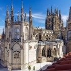 Catedrala din Burgos, inclusă în Patrimoniul Mondial UNESCO, a fost construită pe fundațiile unei vechi biserici romanice și impresionează prin eleganta sa arhitectură gotică franco-normandă.