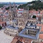 Camino de Santiago trece prin orașe istorice precum Burgos, unde impresionanta catedrală gotică păstrează secole de artă, credință și tradiții de-a lungul drumului pelerinilor.