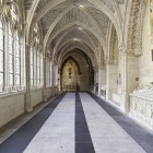 Plimbarea prin claustrele Catedralei din Burgos dezvăluie unul dintre cele mai spectaculoase locuri ale ansamblului, unde goticul spune povestea artei, credinței și istoriei.
