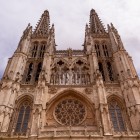 Fațada Catedralei din Burgos, inclusă în Patrimoniul UNESCO, impresionează prin turlele sale elegante și detaliile gotice remarcabile. Un simbol al orașului și o etapă esențială pe Camino de Santiago.