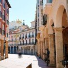 Plimbarea pe sub porticurile medievale din Burgos spre Plaza Mayor te poartă în inima Castiliei, printre clădiri istorice elegante și colțuri pline de farmec.