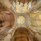 Interiorul Catedralei din Burgos impresionează prin bolțile înalte, lumina naturală și rafinatele detalii gotice. O capodoperă care îmbogățește fiecare călătorie pe Camino de Santiago.