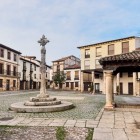 Plaza Mayor din Covarrubias este inima satului, locul unde istoria și tradițiile se întâlnesc printre clădiri istorice și porticuri vechi, dezvăluind farmecul autentic al Castiliei.