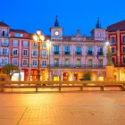 Plaza Mayor din Burgos este inima orașului, unde clădirile elegante, porticurile istorice și cafenelele cu terase creează o atmosferă plină de viață și farmec.