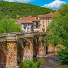 De-a lungul Camino de Santiago, Covarrubias impresionează prin Podul San Pablo peste râul Arlanza, unde farmecul baroc pune în valoare unul dintre cele mai autentice sate ale Castiliei.