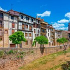 Plimbarea pe străzile medievale din Covarrubias înseamnă să descoperi cea mai autentică parte a Castiliei, printre case tradiționale cu grinzi din lemn, piețe istorice și o atmosferă fără vârstă.