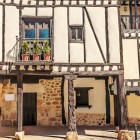 Fiecare detaliu al caselor tradiționale cu grinzi din lemn din Covarrubias spune povestea Castiliei. O plimbare printre aceste clădiri istorice dezvăluie farmecul autentic al satelor de pe Camino de Santiago.