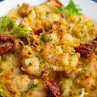 Tapa, simbol al gastronomiei din Cádiz, cu creveți și legume prăjite, oferă aromele autentice ale orașului și se savurează în localurile tradiționale din centrul istoric.