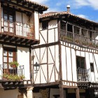 Casele tradiționale cu grinzi din lemn din Covarrubias exprimă farmecul autentic al Castiliei. Un sat plin de istorie, tradiții și arhitectură care îmbogățesc fiecare etapă a călătoriei.