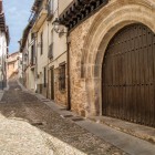 Străzile medievale din Covarrubias te invită la o plimbare liniștită printre vechi portaluri din piatră și case istorice, descoperind atmosfera autentică a Castiliei.