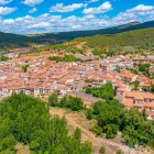 Călătoria trece prin sate autentice precum Covarrubias, unde casele tradiționale, străduțele și peisajele Castiliei dezvăluie adevăratul spirit al Camino de Santiago.