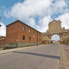 Arcul San Benito din Sahagún este poarta rămasă a vechii mănăstiri benedictine, simbol al Camino de Santiago și un remarcabil exemplu al artei mudéjar din Castilia.