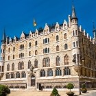 Casa Botines din León, proiectată de Antoni Gaudí în 1892, este una dintre puținele sale capodopere din afara Cataloniei și un simbol al orașului.