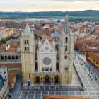 Catedrala din León domină Plaza de Regla prin impunătoarea sa fațadă gotică. Monument UNESCO, este renumită pentru cei peste 1.800 m² de vitralii medievale spectaculoase.