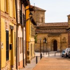 O stradă pitorească duce spre biserica San Martín de Tours, capodoperă a stilului romanic spaniol și reper important de pe Camino de Santiago.