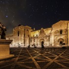 Bazilica Regală San Isidoro din León strălucește în lumina nopții, punând în valoare remarcabila sa arhitectură romanică în centrul istoric al orașului.