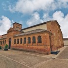 Biserica San Tirso din Sahagún este unul dintre cele mai vechi exemple de arhitectură mudéjar din Spania, întâmpinând pelerinii de pe Camino de Santiago.