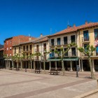 Plaza Mayor din Sahagún este inima orașului, înconjurată de porticuri elegante, clădiri istorice și cafenele primitoare. O piață plină de viață, unde se simte autentic spiritul Castiliei.