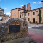 Un monument din piatră întâmpină vizitatorii la intrarea în centrul istoric al orașului Sahagún, evocând bogata sa moștenire de pe Camino de Santiago.